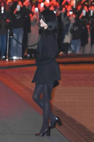 [패션엔 포토] 김태리, 하의는 어디에? 클래식한 벨티드 하프 코트 하의실종 하객패션