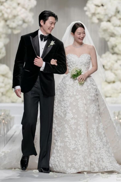 '세기의 결혼식' 신민아, 인생 최고의 순간! 순백의 신부 꽃잎 드레스 '화제만발'