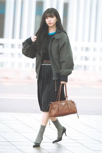 [패션엔 포토] 에스파 카리나, AI 같은 청순 비주얼...여성스러운 스쿨룩 밀라노 출국