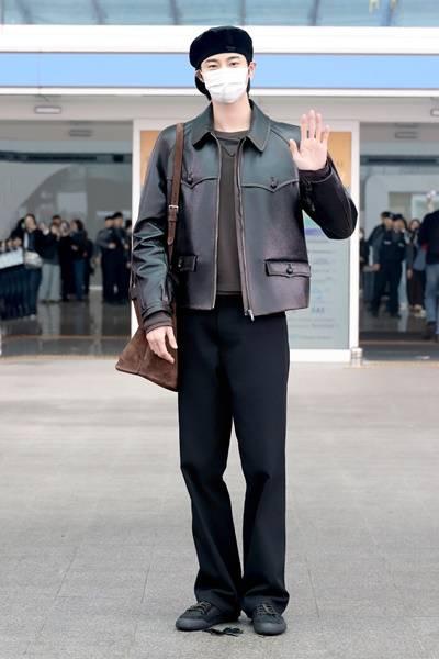  변우석, 가려도 조각 미남! 오래 입을수록 멋진 클래식한 레더룩 밀라노 출국