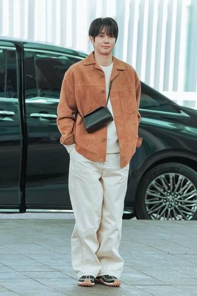 [패션엔 포토] 최우식, 추워도 패션은 봄바람! 자유로운 보헤미안 프렌치룩 파리행