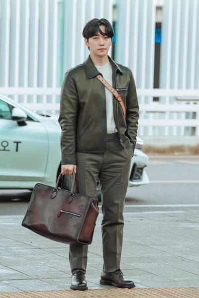 [패션엔 포토] 이준호, 설레는 파리 패션위크 출국길! 시크한 밀리터리 레더 프렌치룩 