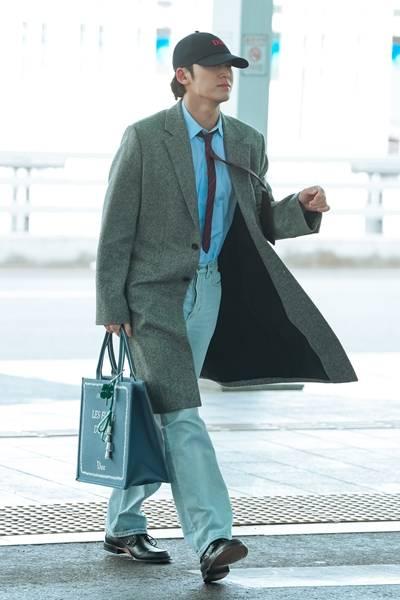 [패션엔 포토] 세븐틴 민규, 만화 찢고 나온 훈남! 코트 자락 휘날리며 파리 출국 