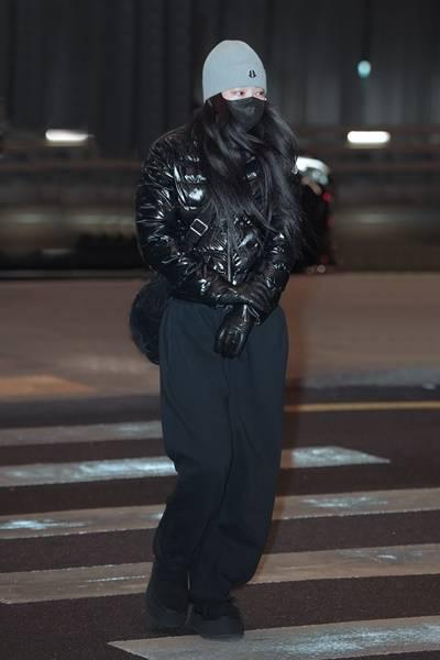 [패션엔 포토] 블랙핑크 제니, 숏패딩과 스웻 팬츠 꿀조합! 한파에 맞선 힙한 패딩룩