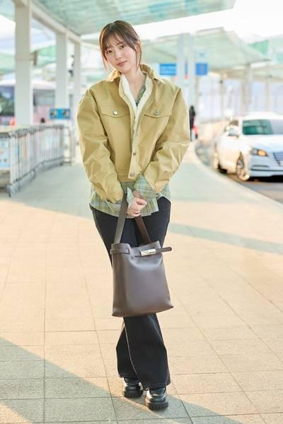 채수빈, 패션은 벌써 봄바람! 화사한 꽃미모 옐로 블루종 패션 베트남 출국