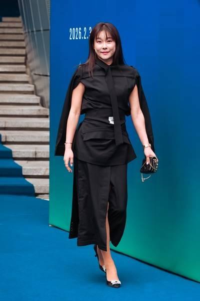 [패션엔 포토] 현영, 한층 더 예뻐진 비주얼! 실험적인 블랙 투피스 패션위크룩