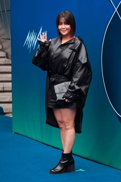 [패션엔 포토] '아트테이너' 솔비, 강렬한 가가패션...동대문 홀린 걸크러시 레더룩 