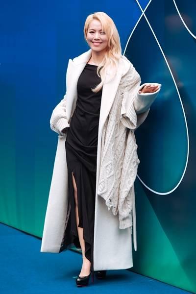 [패션엔 포토] 소향, 47세 디바 유쾌한 레드카펫! 코트 위에 카디건 툭 무심한 레이어드룩