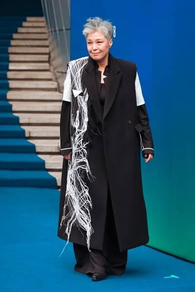 [패션엔 포토] 이은미, 카리스마 폭발! 동대문 패션위크 뒤흔든 해체주의 블랙 코트룩 