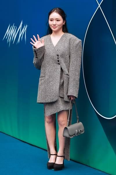 [패션엔 포토] 이소정, 꼬리 달린 쇼츠! 어깨 넓은 오버핏 귀여운 하의실종 슈트룩 