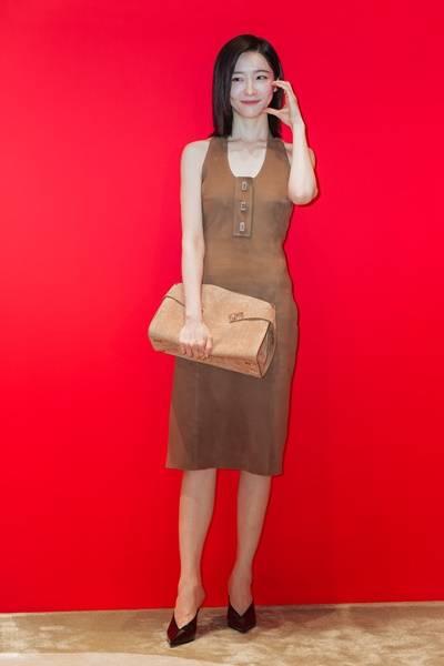 [패션엔 포토] ‘우주를 줄게’ 박지현, 청담동이 들썩! 우아한 스웨이드 민소매 원피스룩