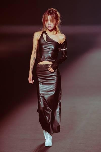 [패션엔 포토] '최진실 딸' 최준희, 서울패션위크 캣워크 데뷔! 당당한 워킹 원숄더 가죽 원피스룩