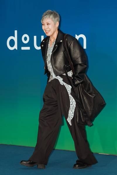 [패션엔 포토] 이은미, 쎈언니 포스! 패션위크 강타한 존재감 있는 걸크러시 레더룩