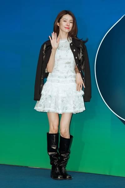 [패션엔 포토] 하영, 가죽 재킷 툭 걸치고...서울패션위크 빛낸 러블리한 레더룩