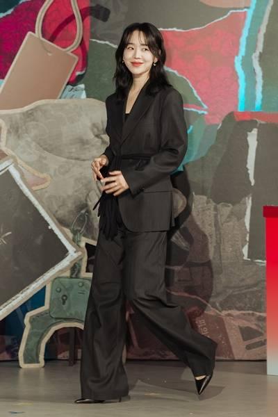 [패션엔 포토] 신혜선, 레이디 두아 기대만발! 변함없는 미모 시크한 벨티드 슈트룩