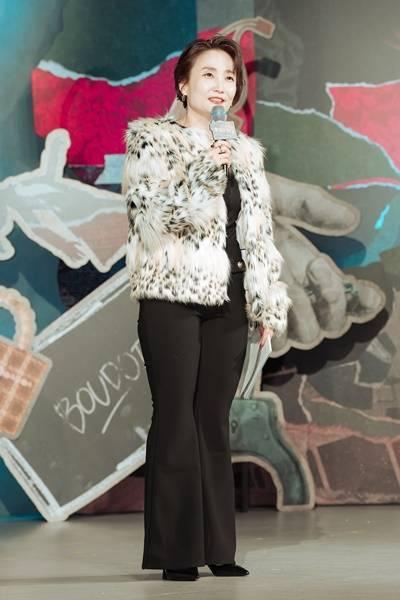 [패션엔 포토] 박경림, 겨울 끝자락! 포근한 페이크 퍼 재킷으로 끝낸 럭셔리 MC룩