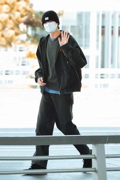 [패션엔 포토] 변우석, 후드  집업과 니트 비니! 여심 흔든 편안한 빈티지 캐주얼룩