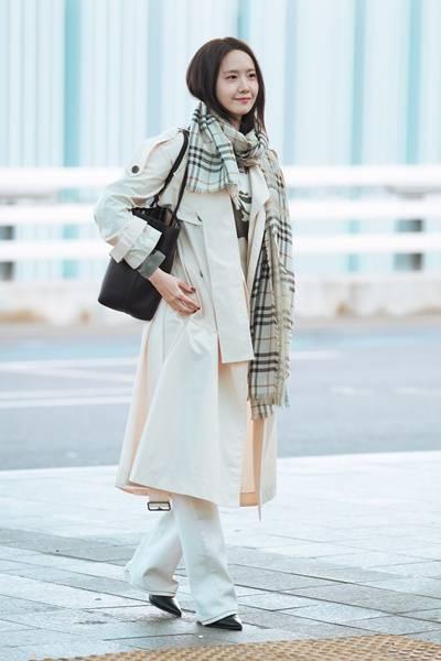 [패션엔 포토] 소녀시대 윤아, 체크 머플러와 굿조합 무심한 듯 멋스러운 트렌치 코트룩