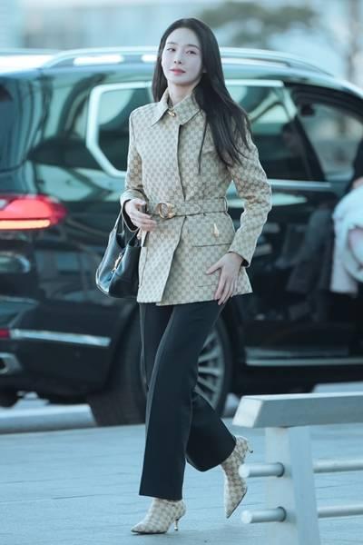 [패션엔 포토] 박규영, 재킷만 입어도 럭셔리! 단아한 아가일 벨티드 재킷 출국룩