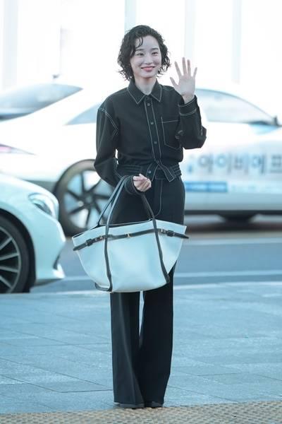 [패션엔 포토] '대세 신예' 방효린, 설레는 패션위크! 눈부신 데님 턱시도룩 밀라노 출국