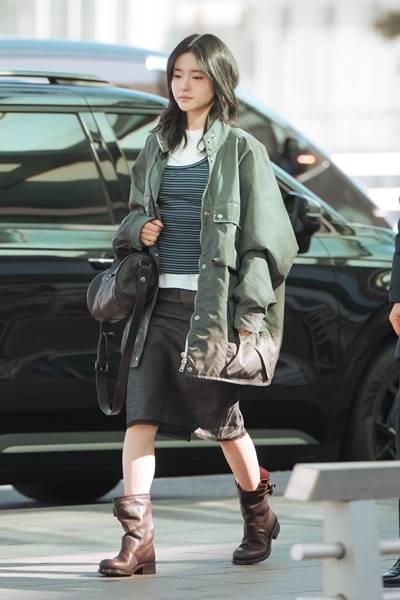 [패션엔 포토] 김태리, 툭 걸친 오버 핏 점퍼 폭풍 매력! 빈티지 꾸안꾸 밀라노 출국룩