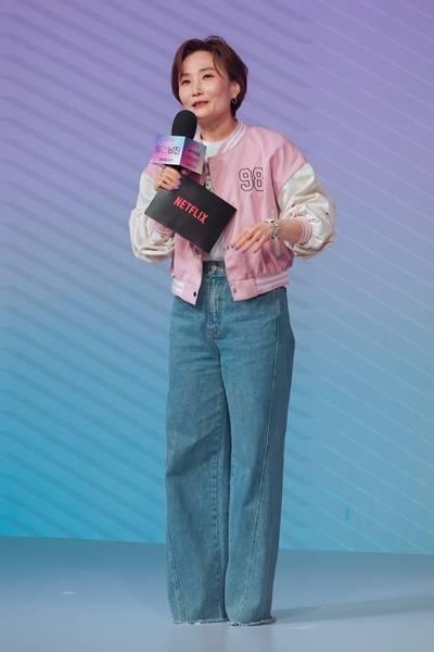 [패션엔 포토] 박경림, 핑크도 찰떡! 풋풋한 여친 분위기 드러낸 핑크 바시티 재킷 MC룩