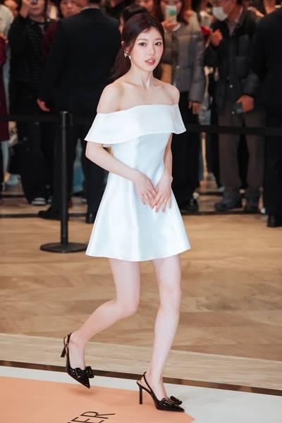 [패션엔 포토] 아일릿 모카, 강남 올킬! 말라도 너무 마른 오프숄더 미니 드레스룩