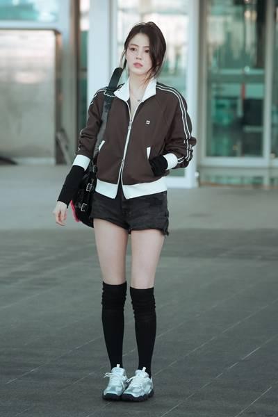 [패션엔 포토] 한소희, 동네 운동 나온 듯! 트랙 재킷에 커팅 쇼츠 애슬레저룩 밀라노 출국