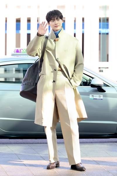 이종석, 신사의 품격! 아이코닉한 더스터 코트룩 밀라노 패션위크 출국길