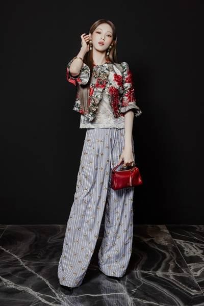 이성경, 더이상 잠옷이 아냐...밀라노 패션위크 홀린 궁극의 럭셔리 파자마룩