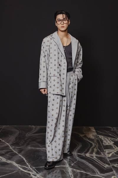 에이티즈 산, 파자마도 어엿한 외출복! 밀라노 패션위크에 뜬 유쾌한 파자마 수트룩