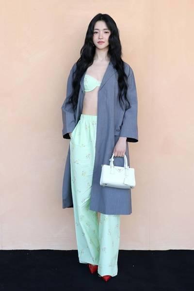 김태리, 이젠 겉옷으로 입는 속옷! 자유로운 여성성 밀라노 홀린 브라렛 패션 