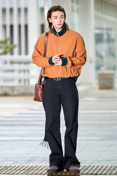 스트레이키즈 현진, 화사한 컬러팔레트! 오렌지 블루종으로 끝낸 간절기룩 밀라노 출국