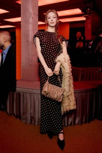 아이들 미연,  밀라노의 한류 요정! 빠져드는 매력 고풍스러운 도트 원피스룩 