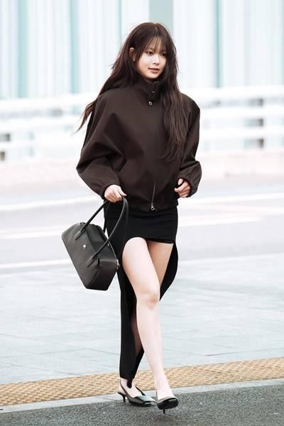 [패션엔 포토] 르세라핌 홍은채, 앞뒤 스커트의 반전!...구조적인 미니멀 투피스룩