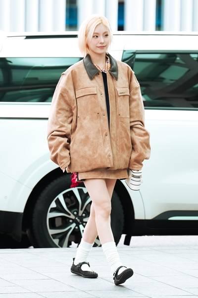 [패션엔 포토] 있지 예지, 아래는 짧게 위는 크게! 스웨이드 블루종 미니 투피스룩