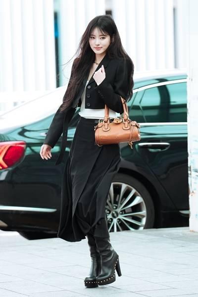 [패션엔 포토] 미야오 안나, 하늘하늘 A라인 비율! 클래식 실루엣의 투피스 슈트룩