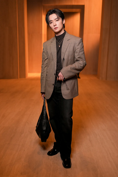 스트레이키즈 리노, 구찌쇼 강타한 젠틀맨! 체크 재킷으로 멋낸 유러피안 댄디룩