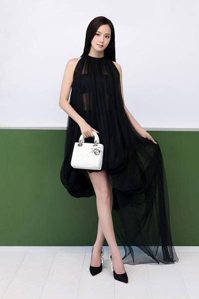 블랙핑크 지수, 디올의 요정! 스포트라이트 쏟아진  매혹적인 블랙 시스루 드레스룩