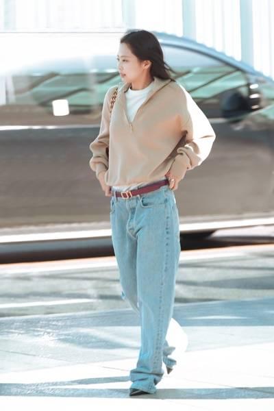 [패션엔 포토] 블랙핑크 제니, 집업 스웨터와 청바지 조합! 무심한 듯 시크한 일상룩 파리 출국