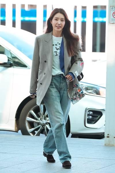 [패션엔 포토] 채정안, 작품이야 재킷이야? 컬러풀 페인트 프린팅 빈티지 재킷 출국룩