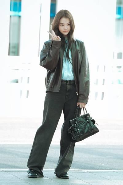 [패션엔 포토] 미야오 엘라, 가죽 재킷을 입어도 인형 미모! 청량 셔츠에 레더 재킷 파리 출국