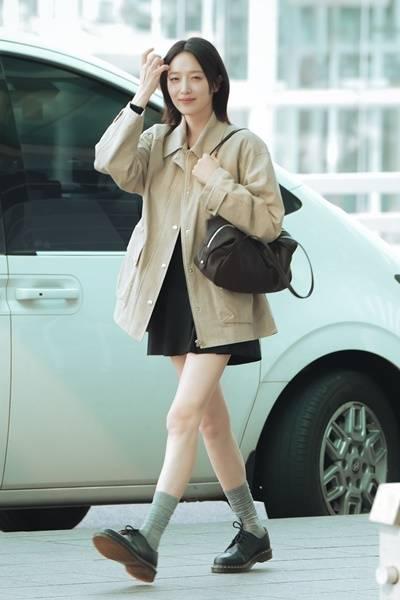 [패션엔 포토] 표예진, 패딩 벗고 워크 재킷! 쇼츠와 꿀조합 시크한 봄맞이 간절기룩