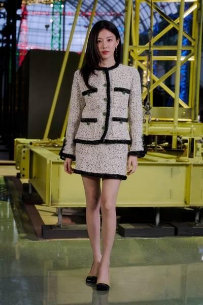 고윤정, 시대를 초월한 멋! 샤넬쇼 뒤흔든 한류스타 단아한 트위드 슈트룩
