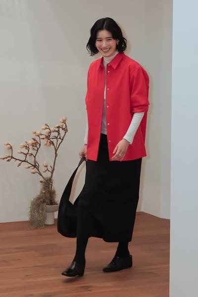 [패션엔 포토] 정은채, 강렬한 컬러감! 레드 셔츠로 끝낸 한남동 봄맞이 나들이룩