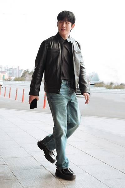 [패션엔 포토] 정해인, 가죽 재킷과 청바지 조합! 강렬한 존재감 록시크 라이더룩 상해 출국
