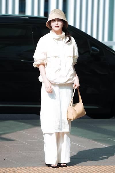 [패션엔 포토] 레드벨벳 슬기, 벌써 바캉스 느낌! 라탄 버킷햇에 시스루 스커트 러블리한 출국룩