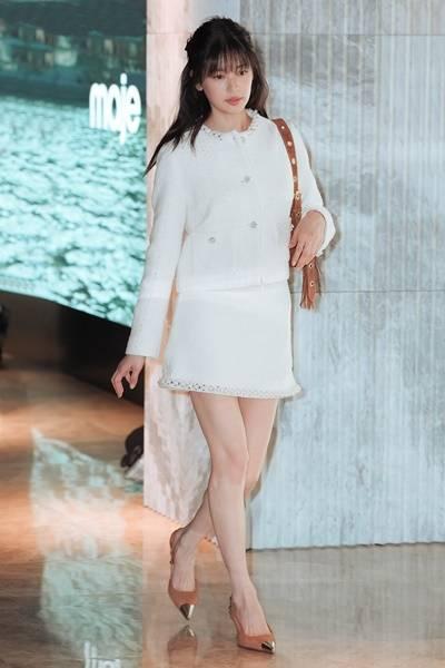 [패션엔 포토] 정소민, 봄향기 몰고 온 싱그러운 여신! 화이트 프렌치 트위드 슈트 나들이룩