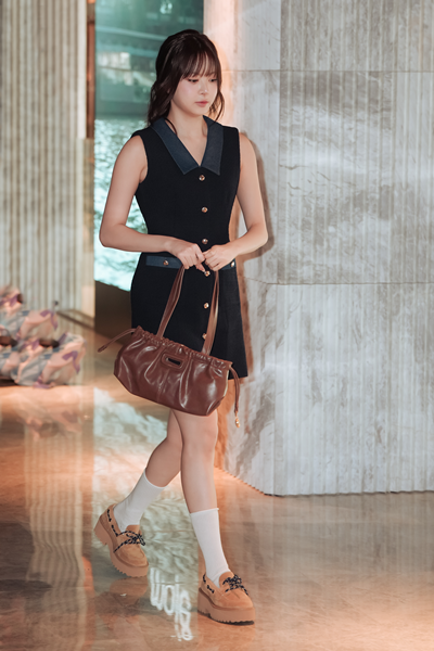 [패션엔 포토] 르세라핌 홍은채, 옷차림은 벌써 여름! 금장 버튼 민소매 원피스룩  '눈부셔'