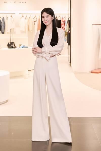 송혜교, 강남 부티크 나들이! 절제된 실루엣 품격의 테일러링 하이엔드 슈트룩